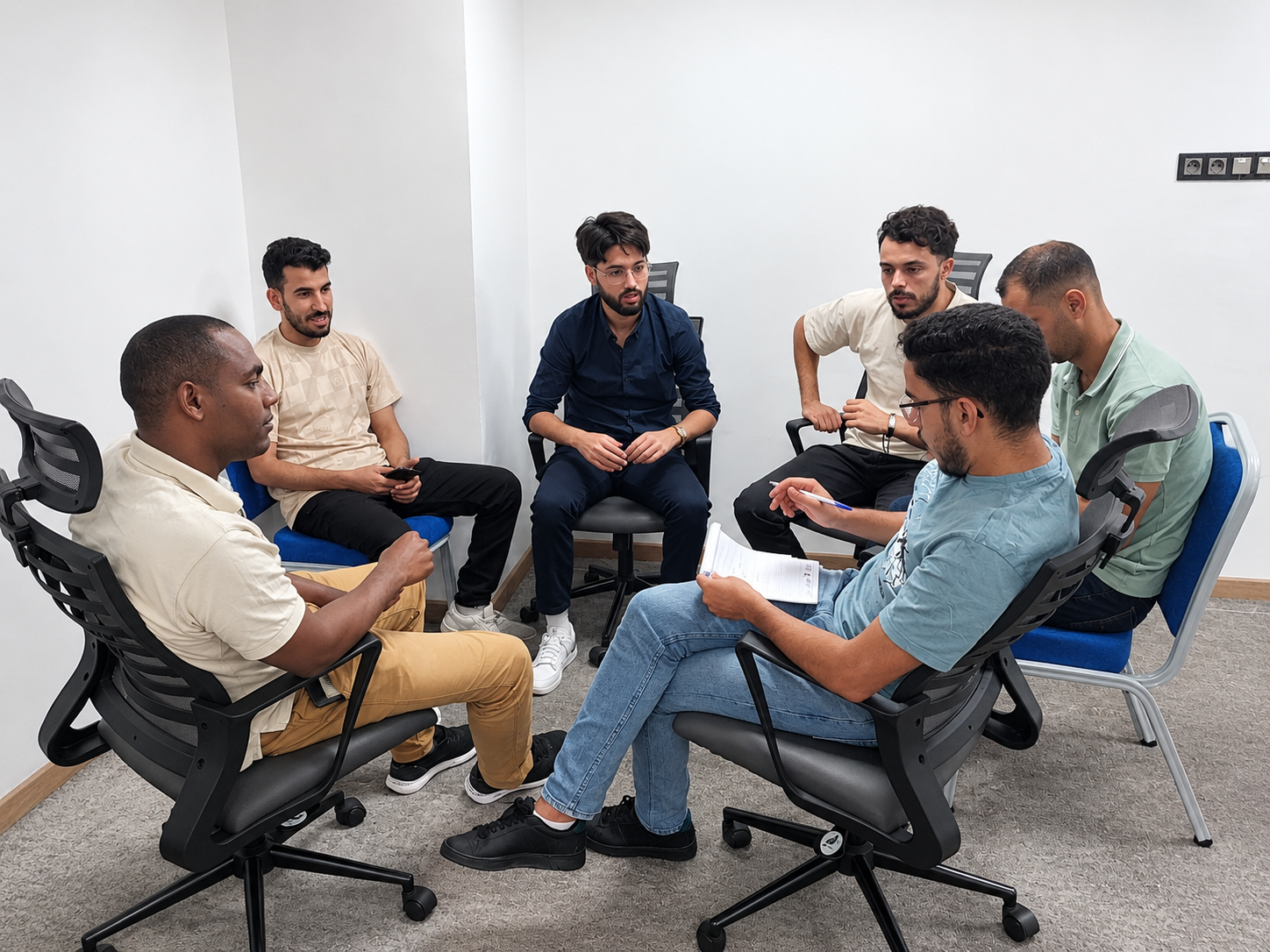 Atelier de coaching en petit groupe, participants assis en cercle