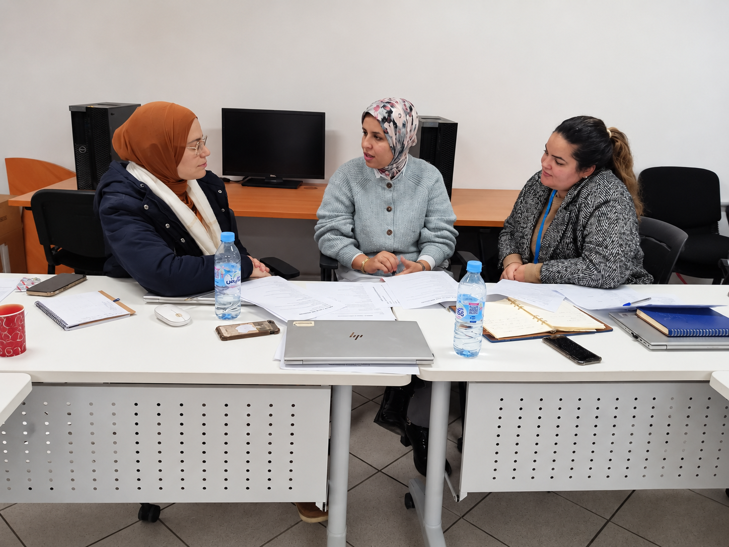 Atelier de développement managérial autour d'une table de travail